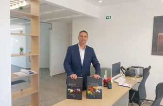 Δωρεά της Ιsofruit στη Δημοτική Βιβλιοθήκη Ελασσόνας